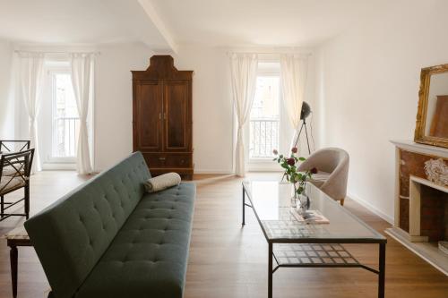 罗马Via Francesco Crispi Private Apartment的客厅里有一张沙发和一张桌子。