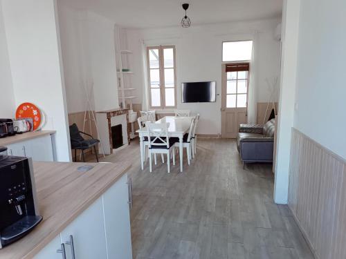 une cuisine et un salon avec une table et des chaises dans l'établissement Maison Provençale, à La Seyne-sur-Mer