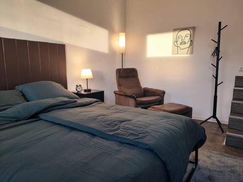 sypialnia z łóżkiem i krzesłem w obiekcie Elegantes 3-Schlafzimmer-Nest w mieście Hagen
