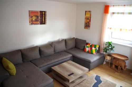 uma sala de estar com um sofá e uma mesa de centro em Ferienwohnung Linde 
