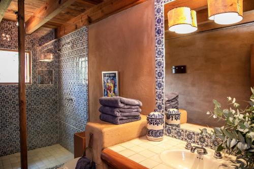 Et badeværelse på Exclusive Ranch in Valle de Bravo with Pool