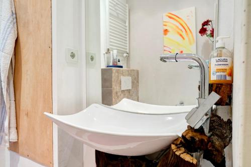 baño con lavabo blanco en una habitación en Apartment am Bergpark, en Kassel