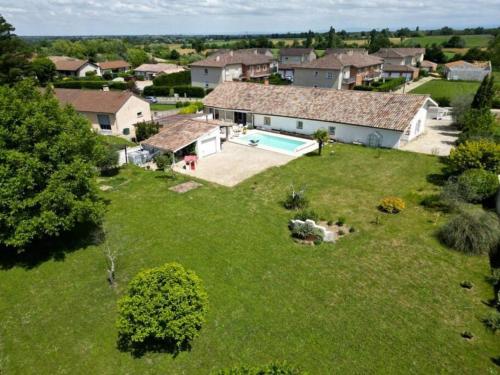 - une vue aérienne sur une grande cour avec une maison dans l'établissement Les diamants blancs, à Cruzilles-lès-Mépillat