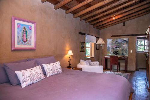 En eller flere senge i et værelse på Exclusive Ranch in Valle de Bravo with Pool