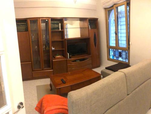 sala de estar con sofá y TV en Apartamento en el mismo corazón del Casco Viejo, en Bilbao