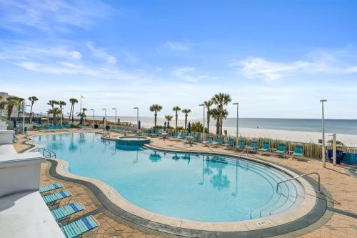 - une grande piscine à côté de la plage dans l'établissement Boardwalk Beach Resort by Panhandle Getaways, à Panama City Beach