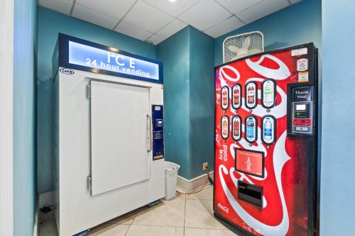 - une machine à coca cola dans une chambre à côté des toilettes dans l'établissement Boardwalk Beach Resort by Panhandle Getaways, à Panama City Beach