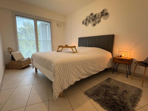 Un pat sau paturi într-o cameră la Appartement Cosy - Arbre Blanc - Rooftop View