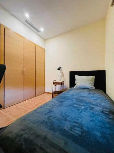 サンミゲル・デ・アボナにあるSun Blas Villas, Helenのベッドルーム1室(ベッド1台付)、木製キャビネットが備わります。