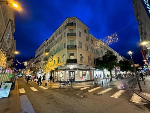 un bâtiment dans une rue la nuit avec des lumières de Noël dans l'établissement Appartement Rue d'Antibes, à Cannes