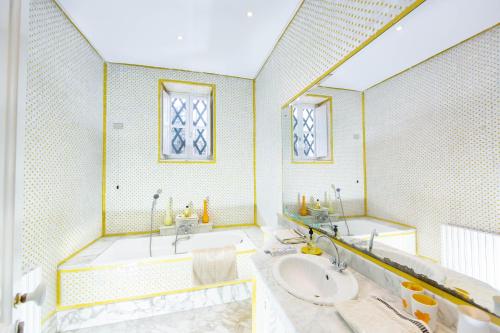 a bathroom with a tub and a sink and a mirror at Appartement privé dans une grande maison d'hote in La Marsa