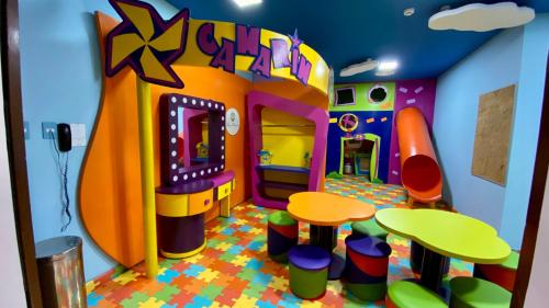 a childs play room with a bounce house at Parque Balneário Hotel Santos by Castelo Itaipava in Santos