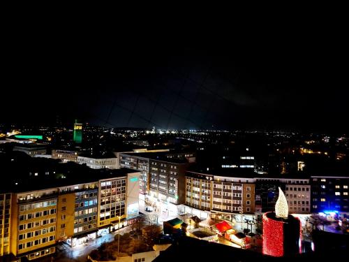 a view of a city at night with lights at Toplage, direkt über einem Shoppingcenter. in Mülheim an der Ruhr