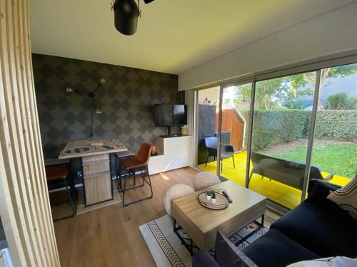 sala de estar con sofá y mesa en Appartement cosy rénové 4 personnes en centre ville Wifi inclus, en Quiberon