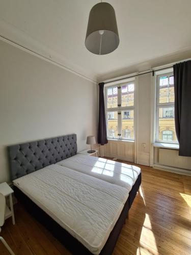 - une chambre avec un lit et 2 fenêtres dans l'établissement Home Inn SVG108, à Stockholm