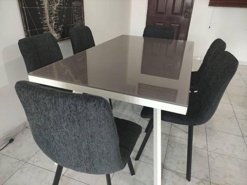a table with chairs and a laptop on top of it at Apartamento cozy casco in Panama City