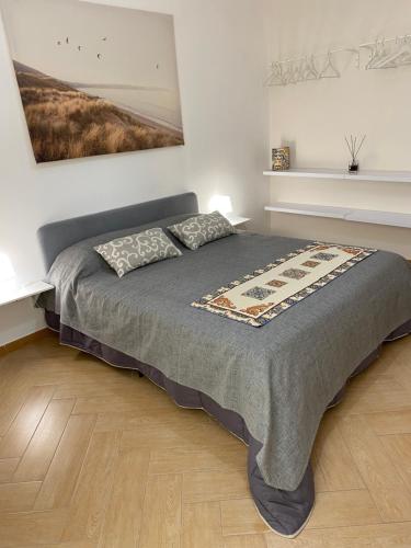 ein Schlafzimmer mit einem Bett in einem Zimmer in der Unterkunft Casa Marconi duplex avec terrasse in Aragona