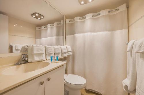uma casa de banho com um lavatório, um WC e um chuveiro em Coconut Bay Resort em Fort Lauderdale