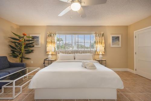 Un dormitorio con una gran cama blanca y una ventana en Coconut Bay Resort, en Fort Lauderdale