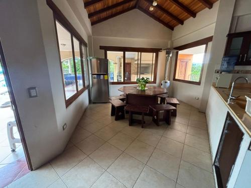 een eetkamer met een tafel en een keuken bij Casa vacacional in Loja