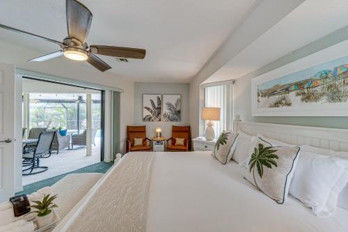1 dormitorio con 1 cama blanca y ventilador de techo en Punta Gorda Vacation Rental with Heated Pool and Lanai, en Punta Gorda