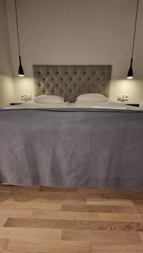 een bed met twee kussens in een kamer bij Silent apartment with balcony in Turku