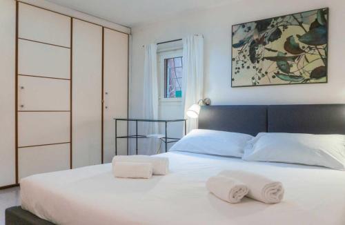 ローマにあるMy Cosy Homeのベッドルーム1室(白いベッド1台、タオル2枚付)