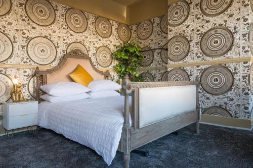 - une chambre avec un grand lit dans une pièce avec un mur dans l'établissement Deluxe 4 Bed London House Nr Stratford, à Londres