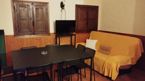 Habitación con mesa, cama y silla en Cabaña rural La Dehesa, en Riópar