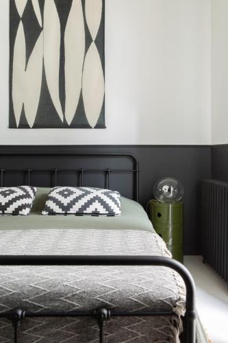 - une chambre avec un lit et des oreillers noirs et blancs dans l'établissement Chambre avec salle de bain et accès indépendant, à Nantes
