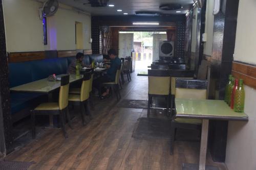 Ресторан / й інші заклади харчування у Prashant Hotel Indore