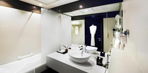 SKAF HOTEL LLC في دبي: حمام فيه مغسلة ومرحاض