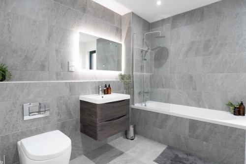 een badkamer met een toilet, een wastafel en een douche bij Stunning 2 Bedroom Apartment - 5 mins walk to center in Belfast