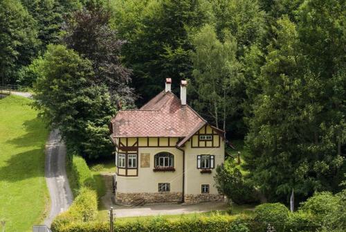 uma pequena casa no meio de um campo em Villa Waldheimat em Unter Adlitzgraben