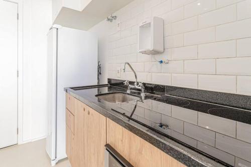 cocina con fregadero y nevera en Apt. inteiro recém-reformado - Vila Madalena, en São Paulo