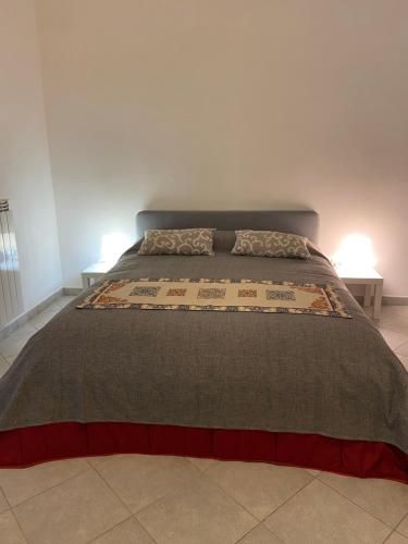een bed in een slaapkamer met twee lampen op twee tafels bij Casa Marconi 3, centrale, parking gratuit en rue. in Aragona