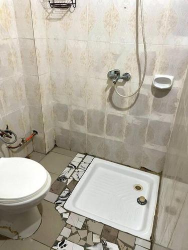 un bagno con doccia e WC di Chez Diogoye a Dakar