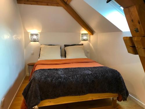 um quarto com uma cama num sótão em SOUS LES TOITS DE FLEURY em Dijon