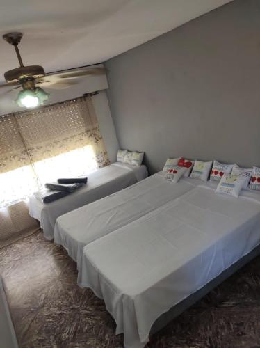 - une chambre avec 2 lits et une fenêtre dans l'établissement Dakini Hostel, à Lomas de Zamora