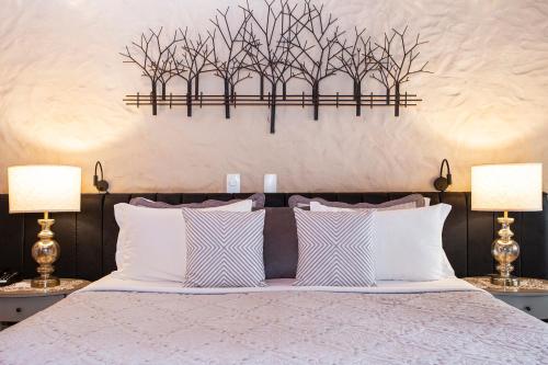 a bedroom with a large bed with two lamps at Pousada Cavaleiro dos Pireneus in Pirenópolis