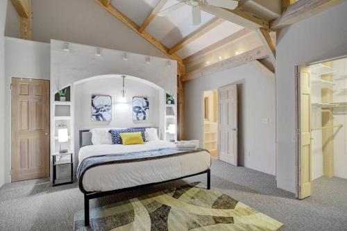 een slaapkamer met een groot bed in een kamer bij Spacious 5BD Marin Home w/ Billiards, Poker & BBQ in San Anselmo