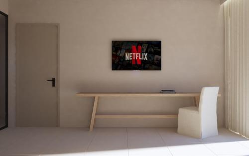 Μια τηλεόραση ή/και κέντρο ψυχαγωγίας στο Haus Platanos Apartments & Bungalows by the Sea