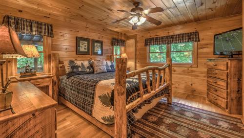 Un dormitorio con una cama en una cabaña de troncos en Lake Vista Lodge, en Blue Ridge