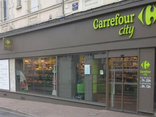 a store front of a store with a carleton city at F4 - Duplex spacieux proche d'Orly in Athis-Mons