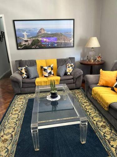 ein Wohnzimmer mit einem Sofa und einem Couchtisch in der Unterkunft COPABEACH in Rio de Janeiro