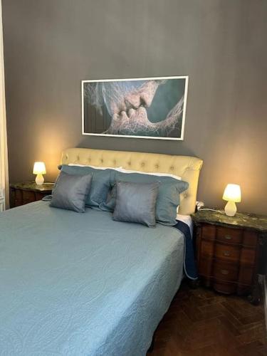 1 dormitorio con 1 cama con almohadas azules y 2 lámparas en COPABEACH, en Río de Janeiro