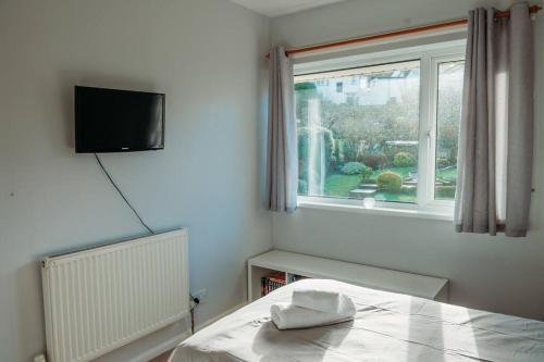 Habitación blanca con cama y ventana en Ocean City Family Home en Plymouth