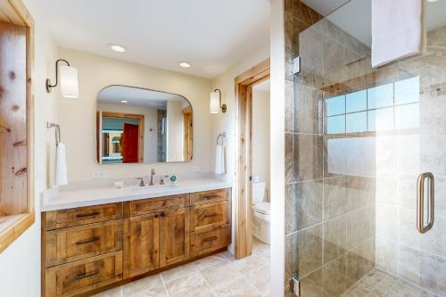 ein Badezimmer mit Waschbecken und Dusche in der Unterkunft Mountain View Haven in Elden Pueblo