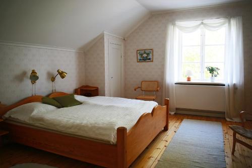 Postel nebo postele na pokoji v ubytování Olsbacka Gård