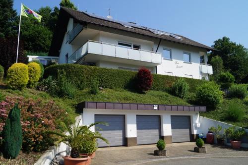 ein Haus mit einem grünen Dach mit zwei Garagentüren in der Unterkunft Haus Irmgard in Zell am Harmersbach